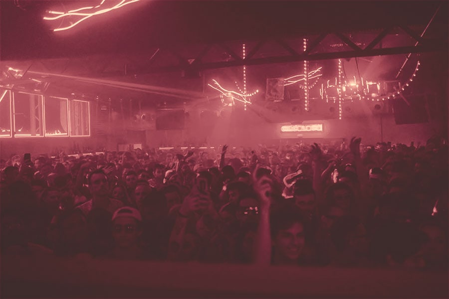 Electronic music dancefloor moment